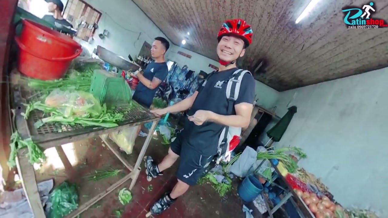 xe hết xăng lấy giày patin đi chợ .vào chợ chưa gì hết đả té cái kết