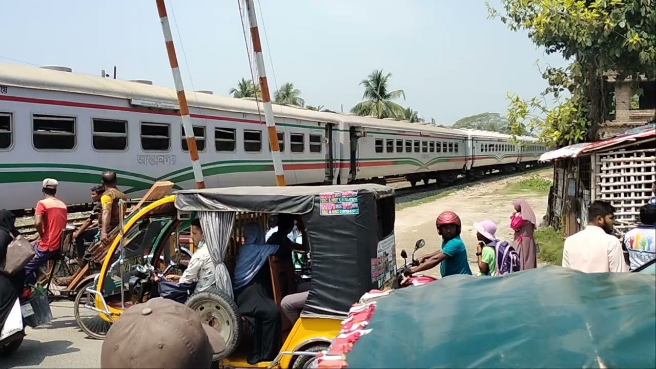 যশোর শহরের বুক চিরে চলছে ট্রেন 😇😇 #train #jashore #trending 