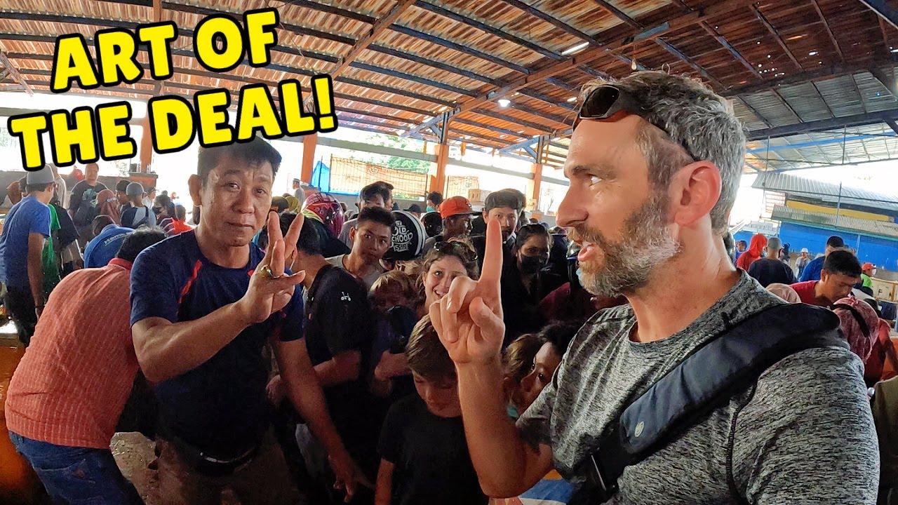 BUYING FISH LIKE a LOCAL at MAKASSAR'S BUSIEST MARKET 🇮🇩