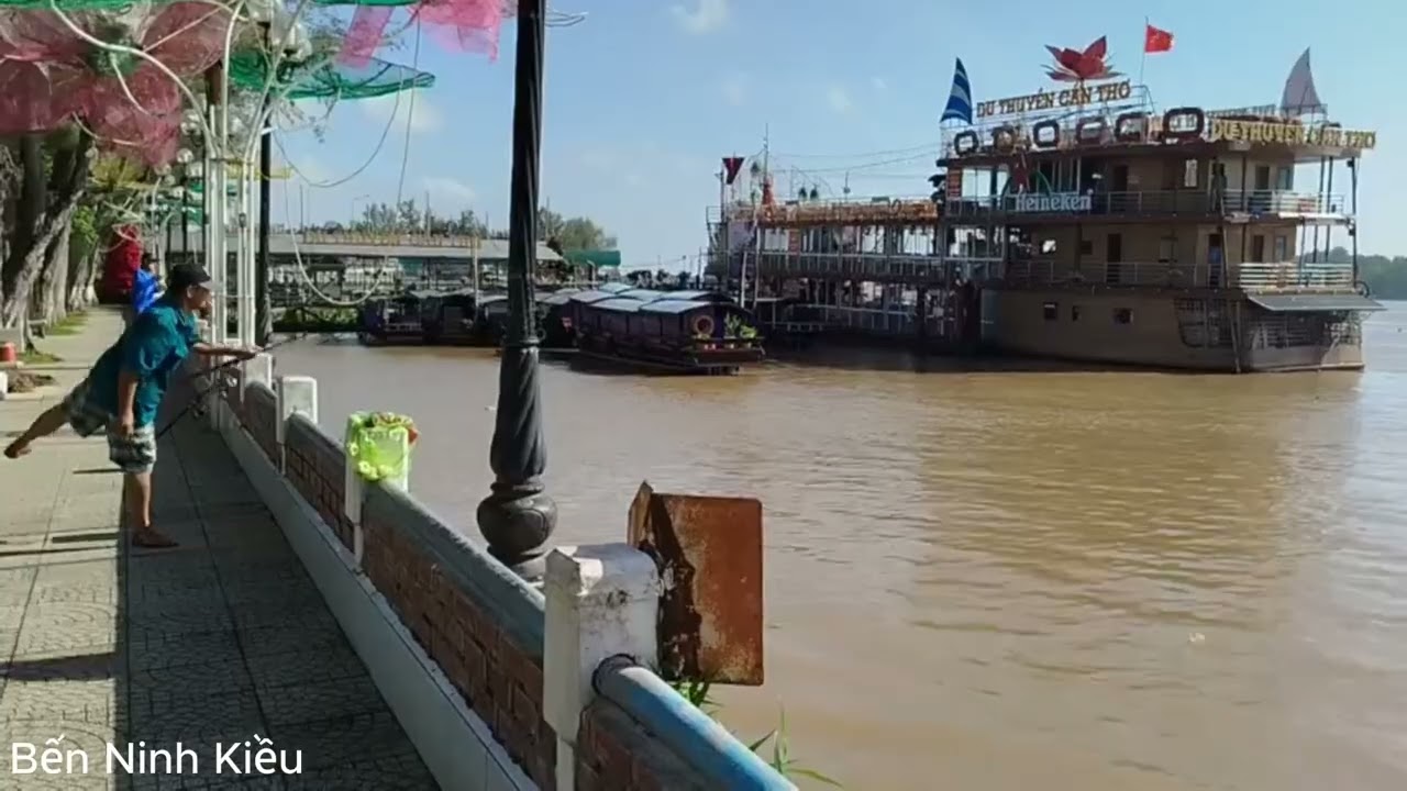 Khi Con Đường Gặp Dòng Sông Hậu - Where the Road Meets the River in Hau