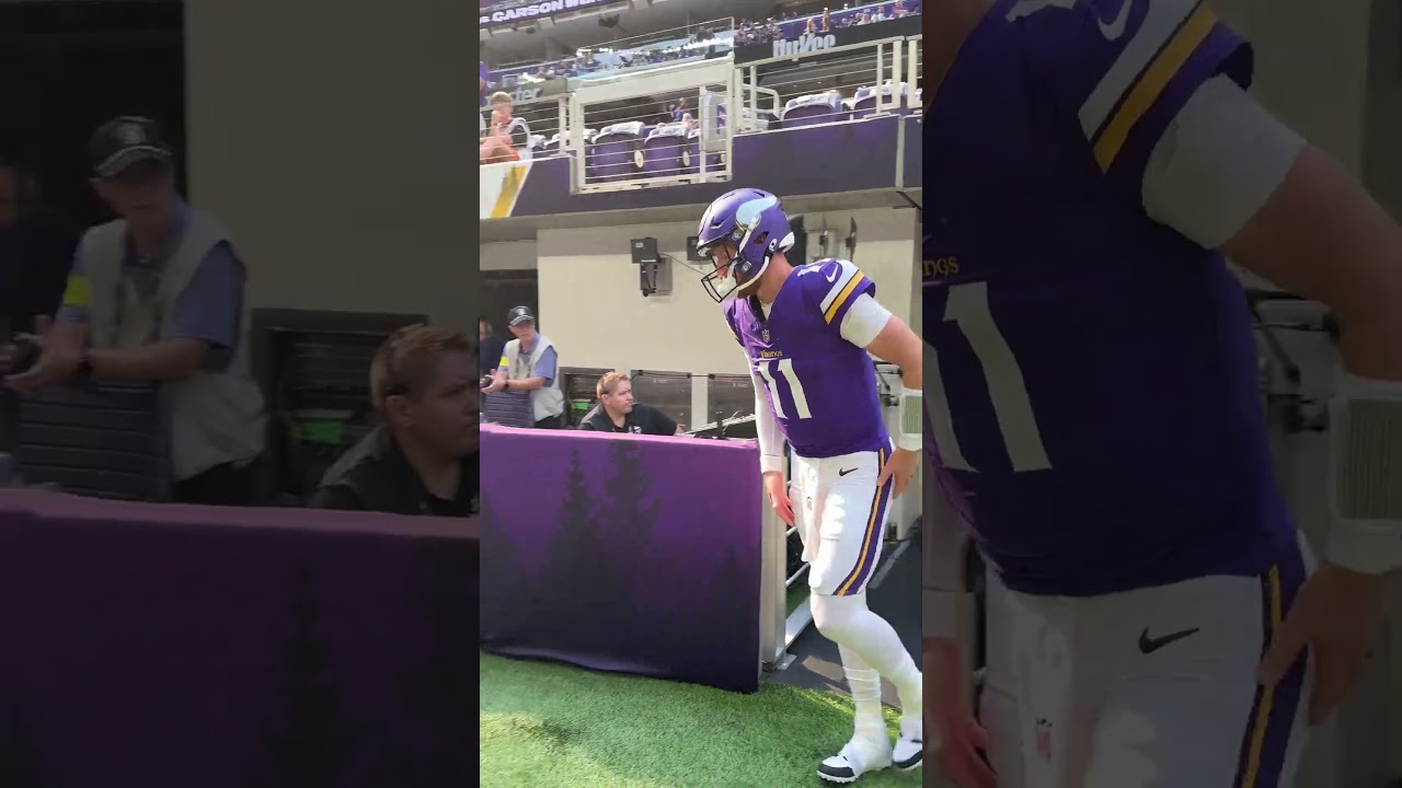 Carson Wentz running out for warm ups at U.S. Bank Stadium