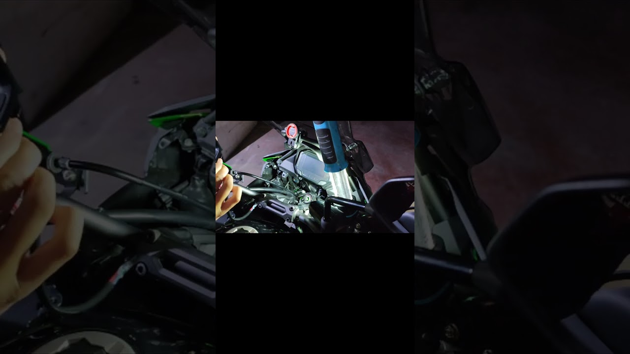 come montare la presa USB su Kawasaki Versys 650 2022 (tutorial)