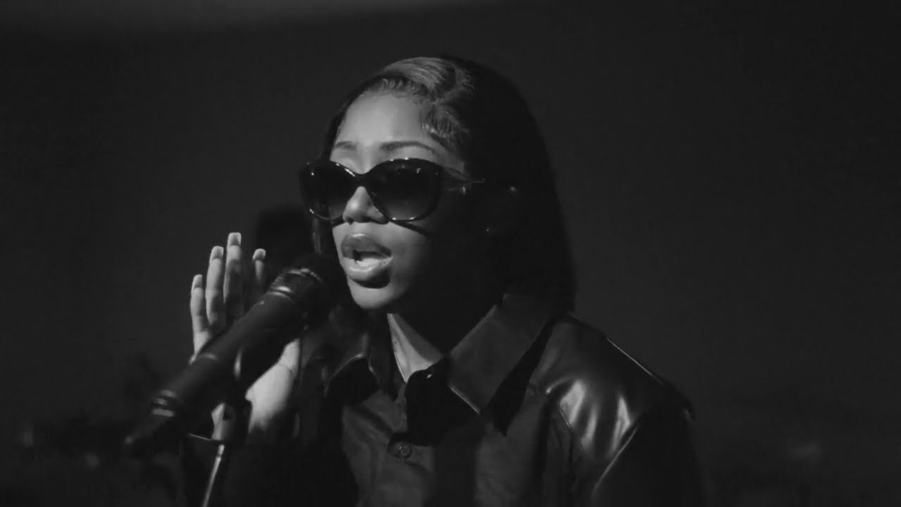 Rai-Elle - FLY (Live Video)