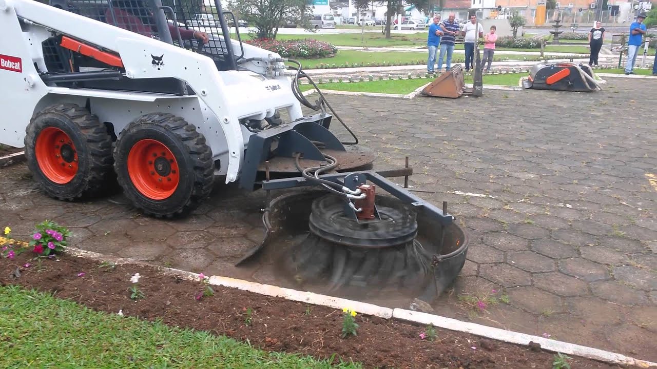 Bob Loc Bobcat com Capinadeira. 41 3524-9319 Locações em Curitiba e Região