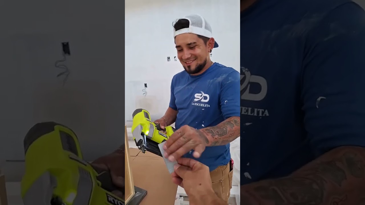 Otro día más de trabajo y el gatito con toda la actitud vinagres