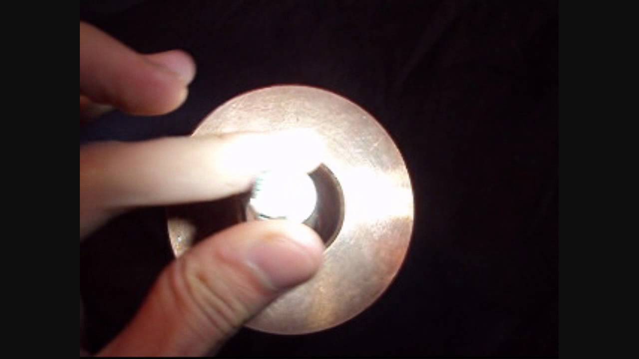 Magnete in un tubo di rame (magnet in a copper tube)