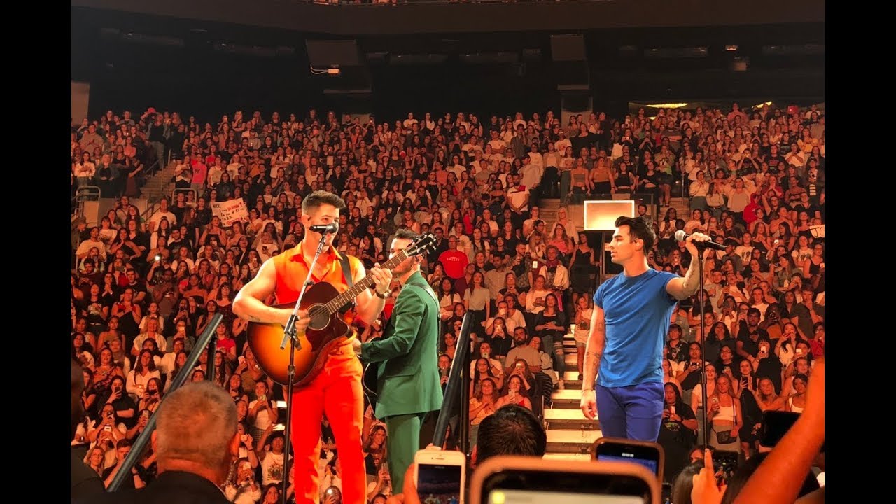 Jonas Brothers - Sorry (FULL FAN REQUEST) Happiness Begins Tour Toronto (8/23/19)