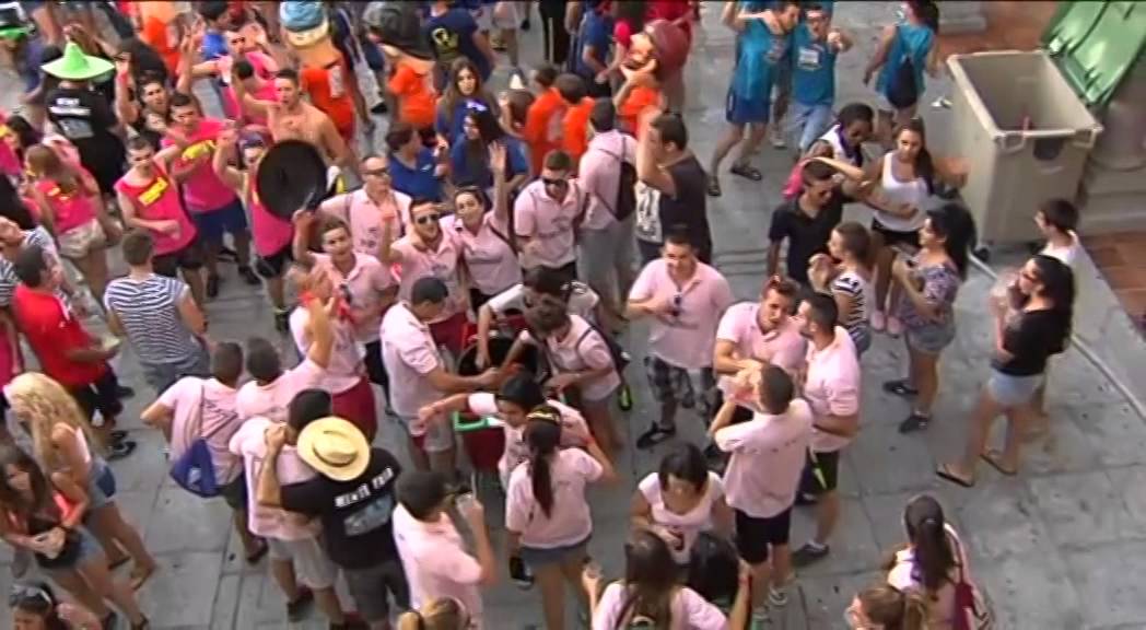 Arrancan las fiestas en Camarena con el desfile de peñas