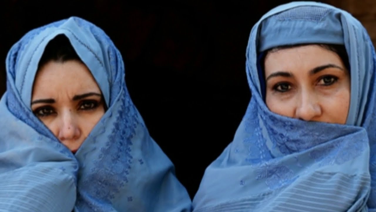 ښایسته پیغله خپله قیصه کوی چې یو سړي ورسر څه وکړل