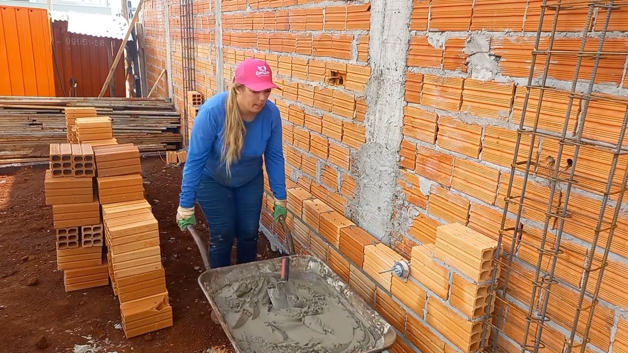 mulher Tb assenta tijolo.mulher na obra . quando a gente quer fazer algo precisa de força de vontade