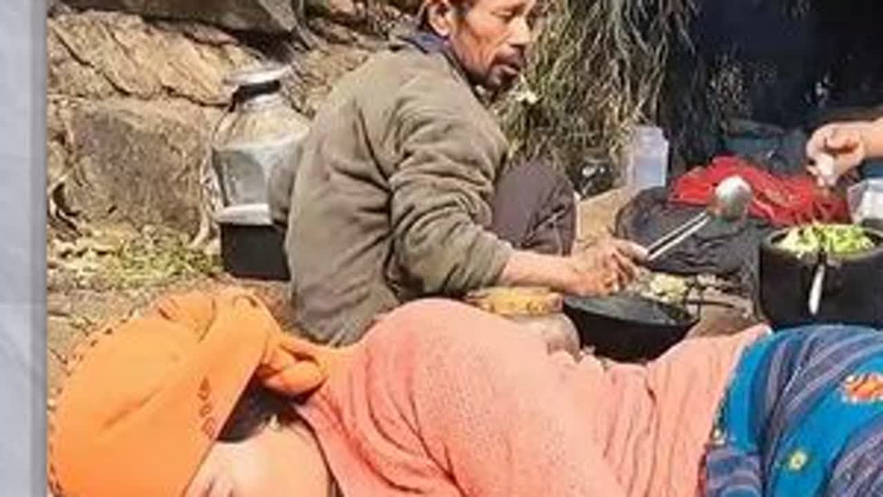 老三打工一年只发了一箱洁厕灵，没想到大字不识一个的德才嫂，误食晕倒了！#尼泊尔 #纪录片解说 #都在买的零食清单  （国外人文解说，请勿模仿其生活方式。）