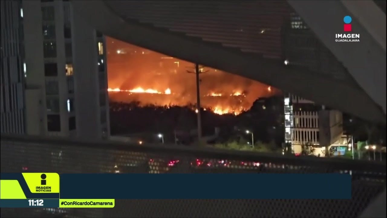 ¡Fuerte incendio consume pastizal sobre avenida Acueducto en Zapopan! | Noticias GDL
