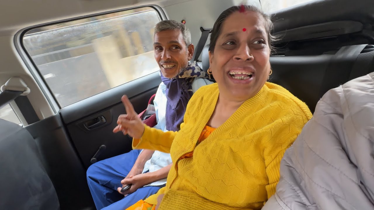 মা বাবাকে আজ এতবছর এমন হাসিখুশি দেখলাম 