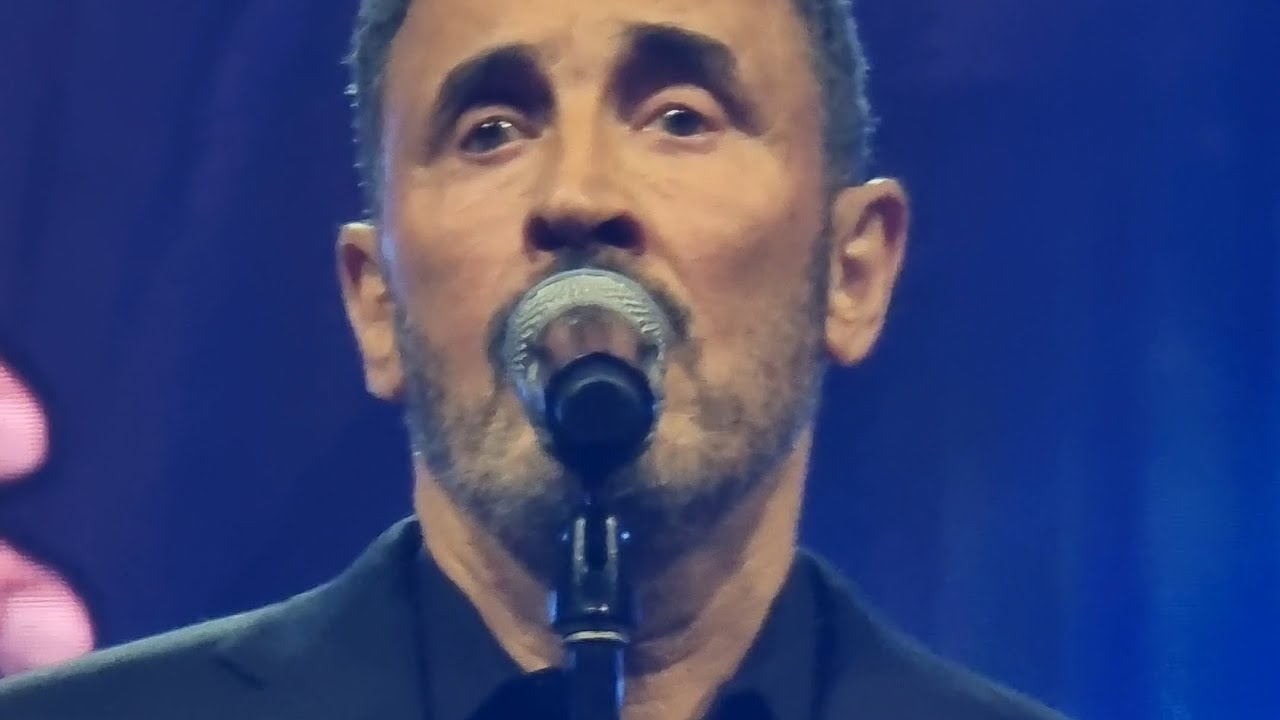 لاول مرة على المسرح اغنية [ لا تظلميه ] و تأثر كاظم واضح جدا