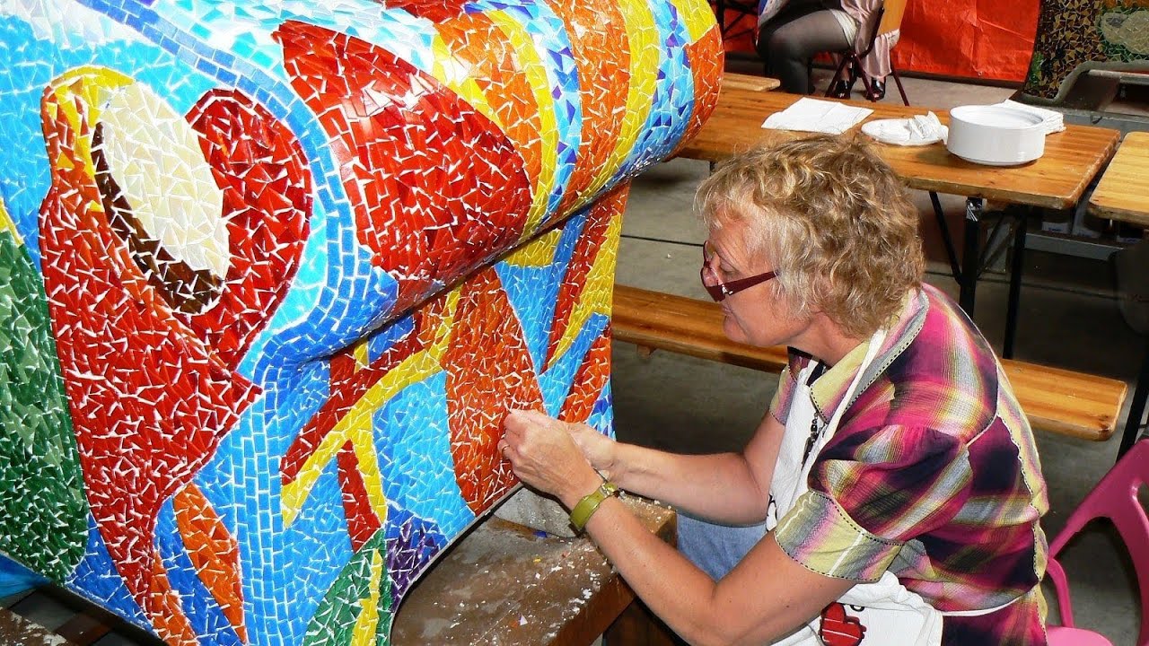 Sociale Sofa's - Laatste glasscherven geplaatst in mozaïeken / Spijkenisse 2012