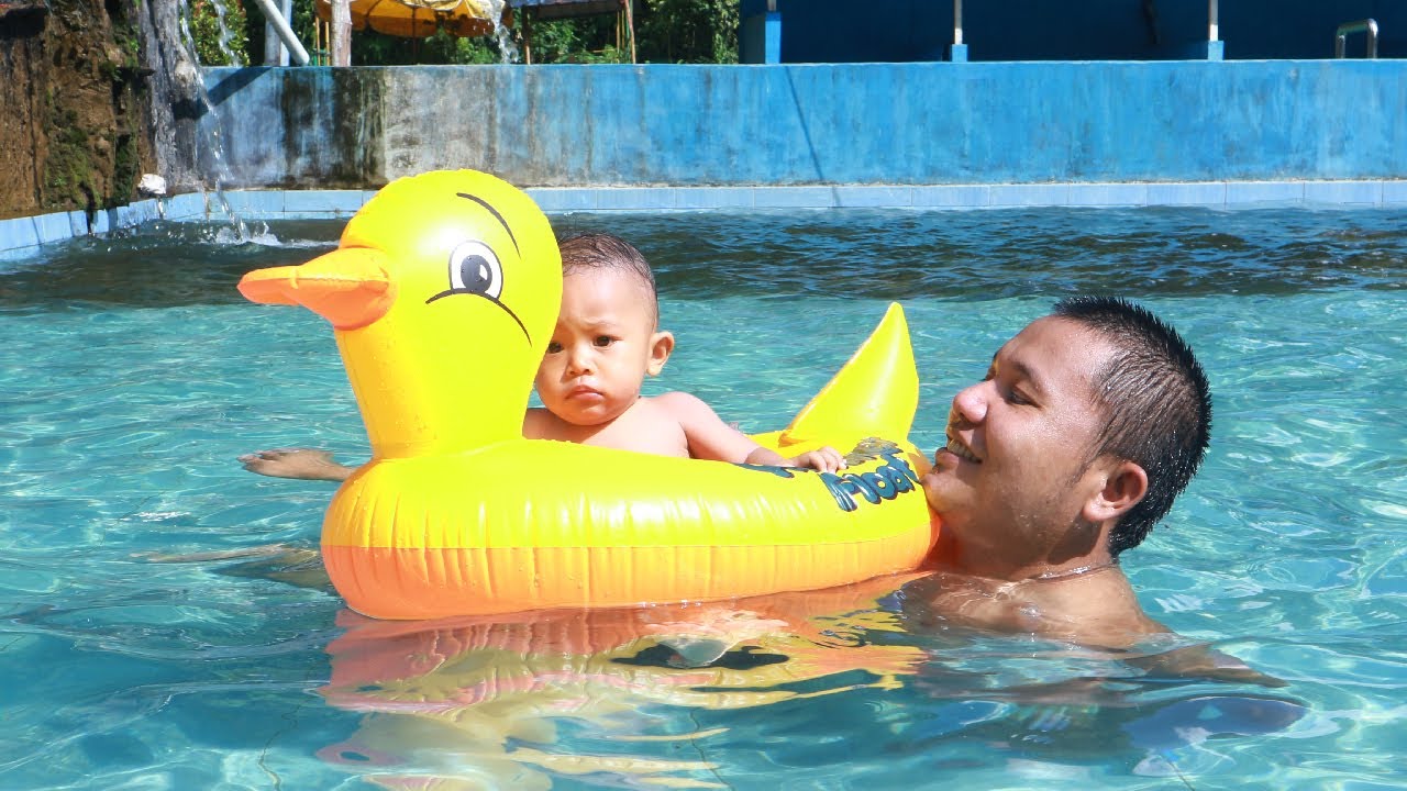 Duo Tuyul Mandi Di Kolam Renang | Bayi Belajar Mandi dengan Balon angsa | Hanan Cakup Cakup