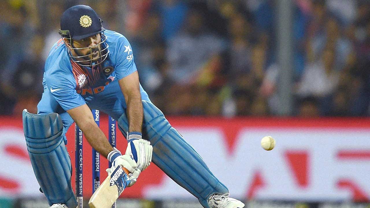 MS Dhoni 82 сбегает, чтобы присоединиться к клубу 9000, все смотрят на тур по Зимбабве | Oneindia News