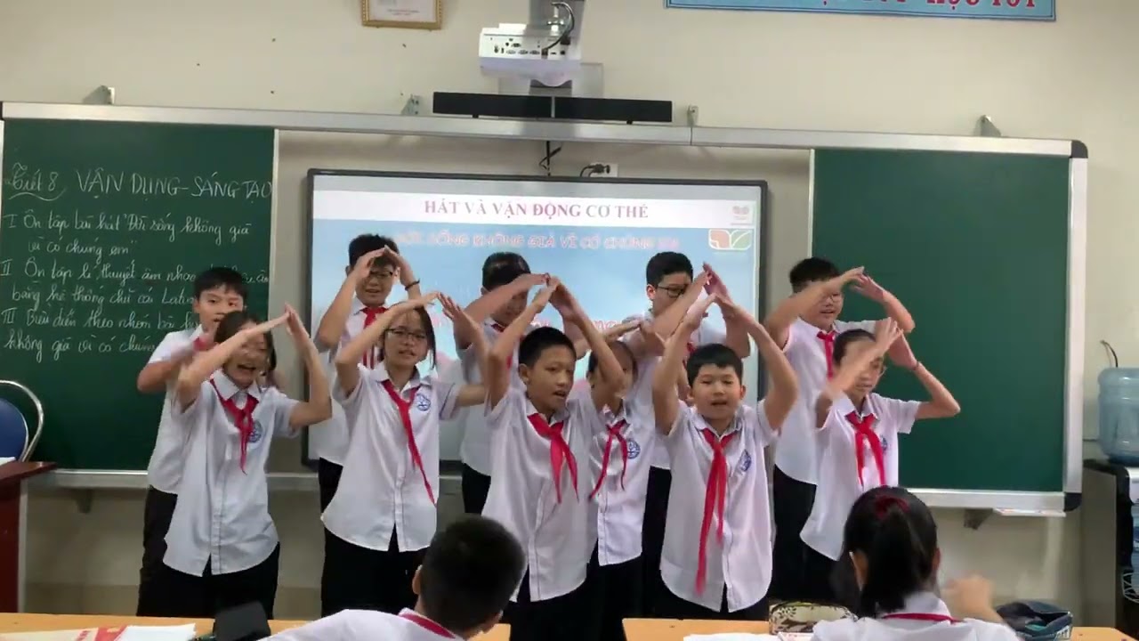Vận động cơ thể theo nhóm bài hát ĐỜI SỐNG KHÔNG GIÀ VÌ CÓ CHÚNG EM ÂN lớp 6 KNTT của lớp 6A3👯‍♀️