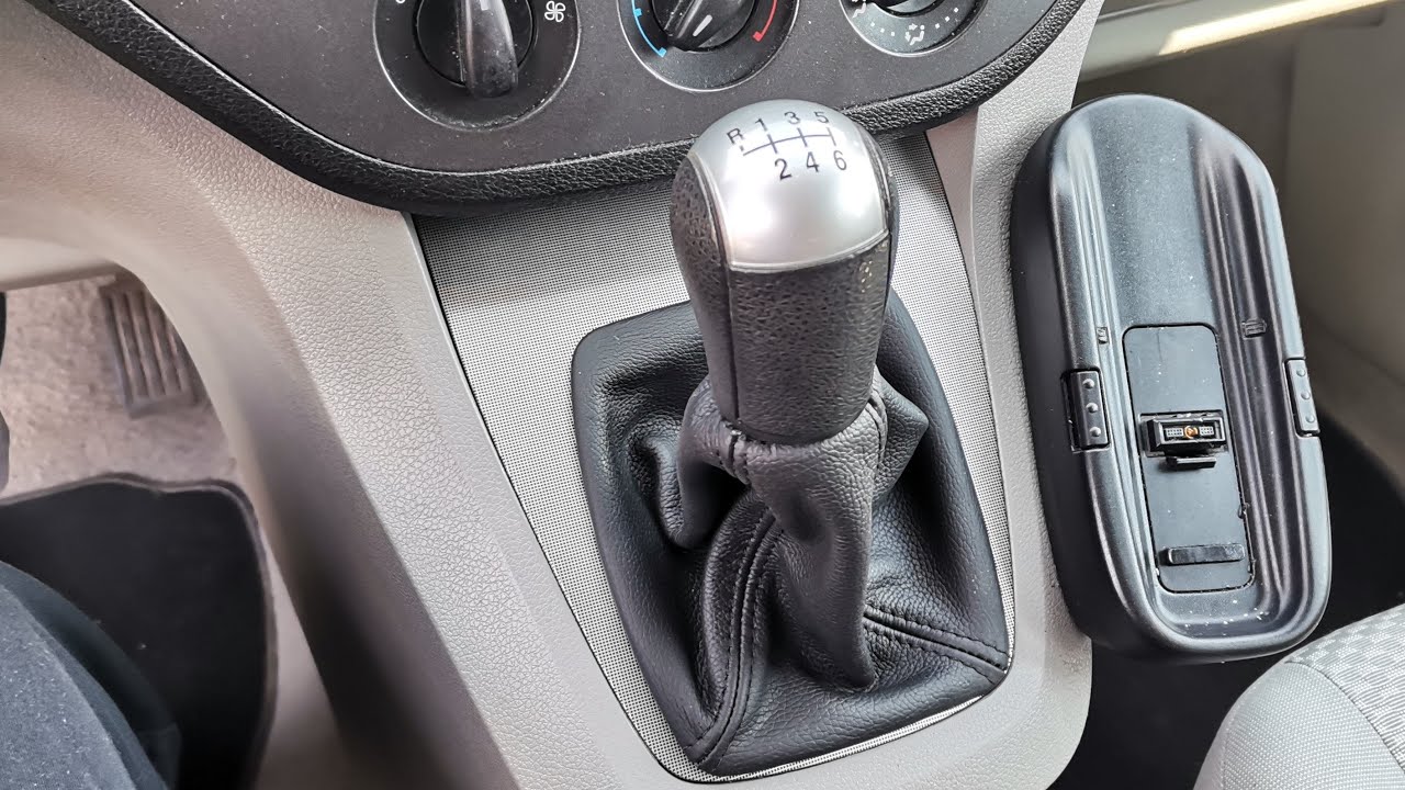Ford Focus C Max. Wymiana mieszka dźwigni zmiany biegów.