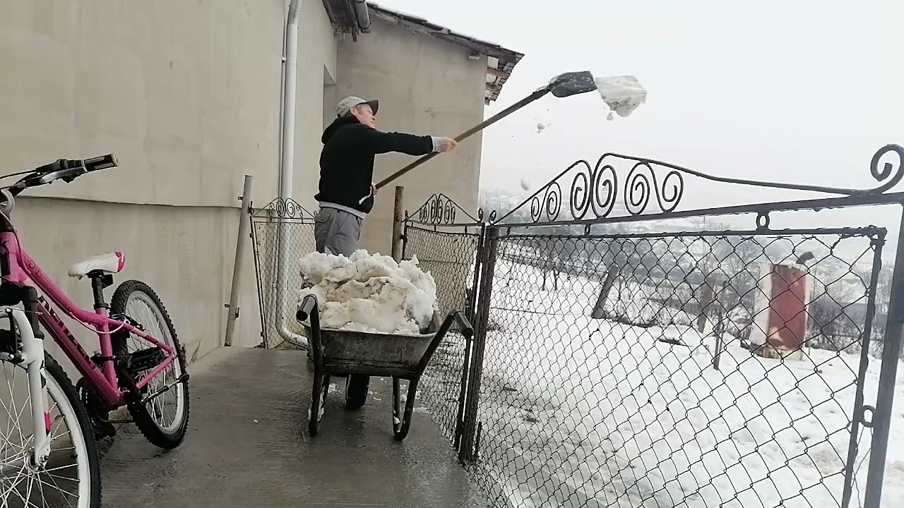 LA NOI LA TARA LA CASUTA CAR ZAPADA DIN CURTE. 