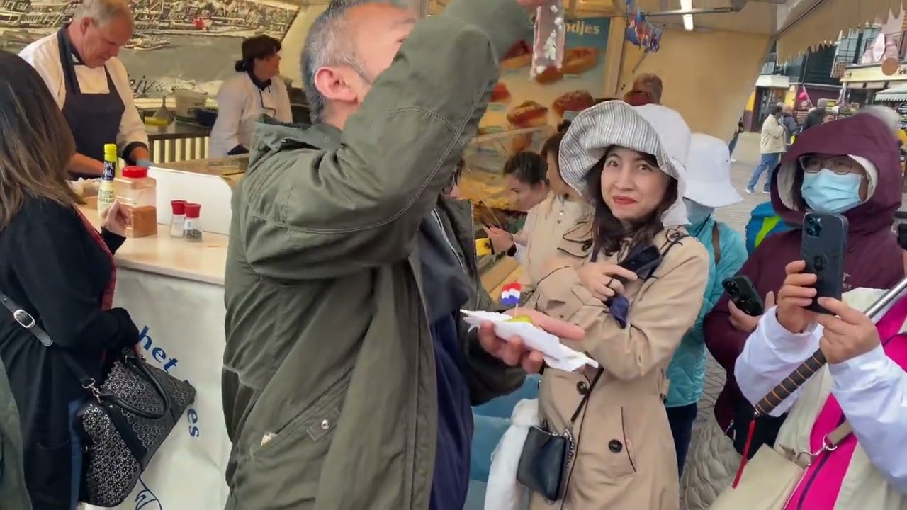 How to eat herring fish in Netherlands