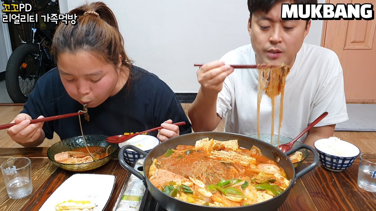 리얼가족먹방:) 얼큰한 리챔 당면 김치찌개 끓여서 소주한잔 했어요(ft.계란후라이)ㅣSpicy spam noodles kimchi jjigaeㅣMUKBANGㅣEATING SHOW