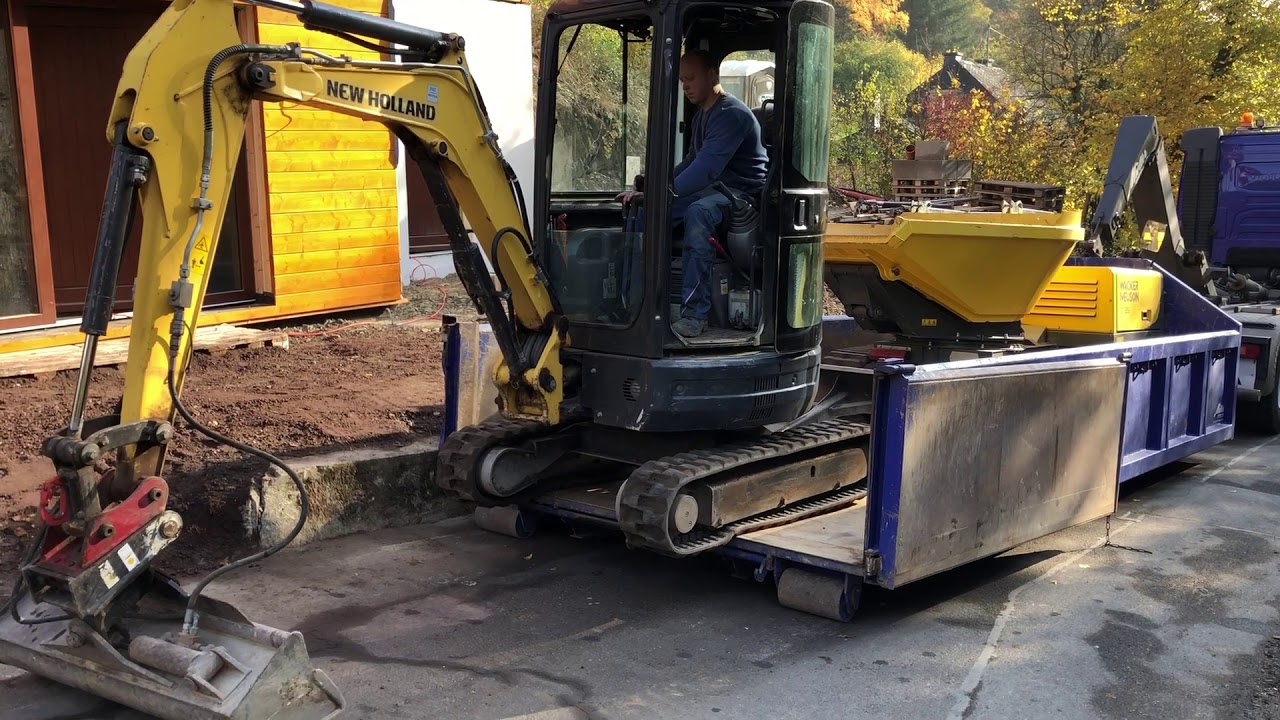 Minibagger auf Abrollcontainer