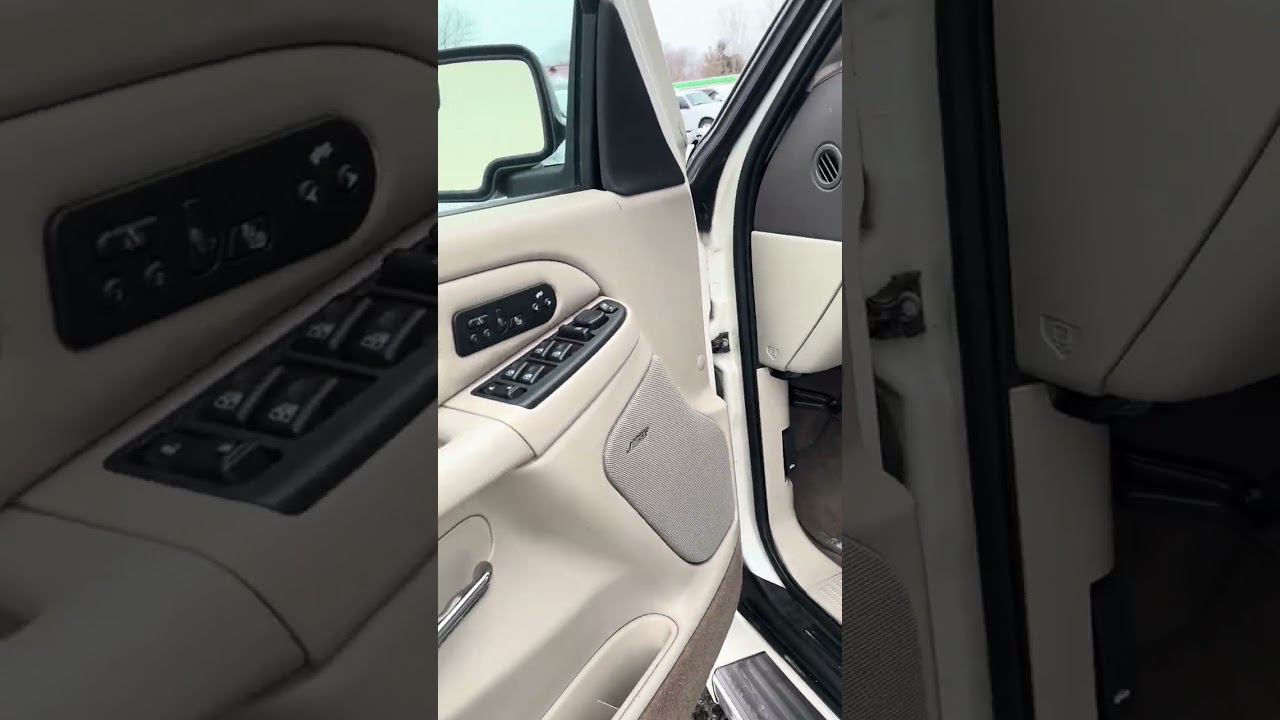 VC25337. 2005 Cadillac Escalade EXT