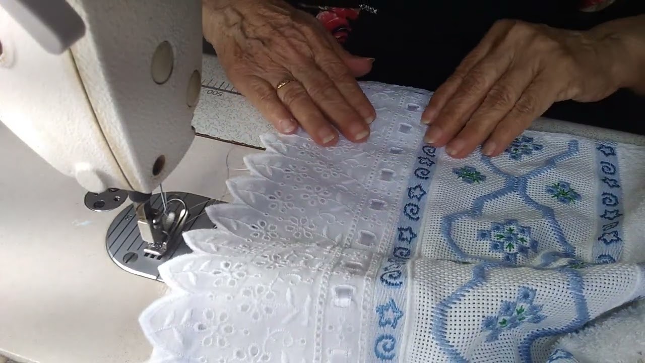 costurando renda em toalha de banho