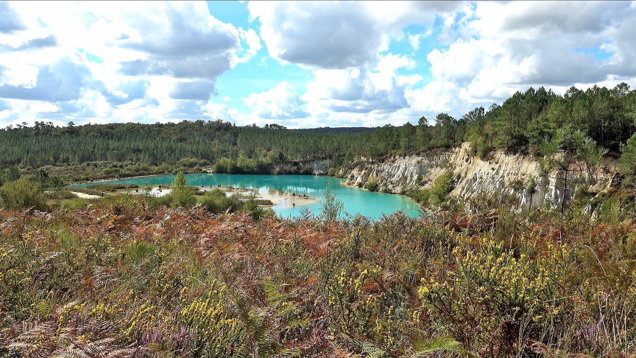 Une curiosité provisoire: Les lacs bleus de Charente