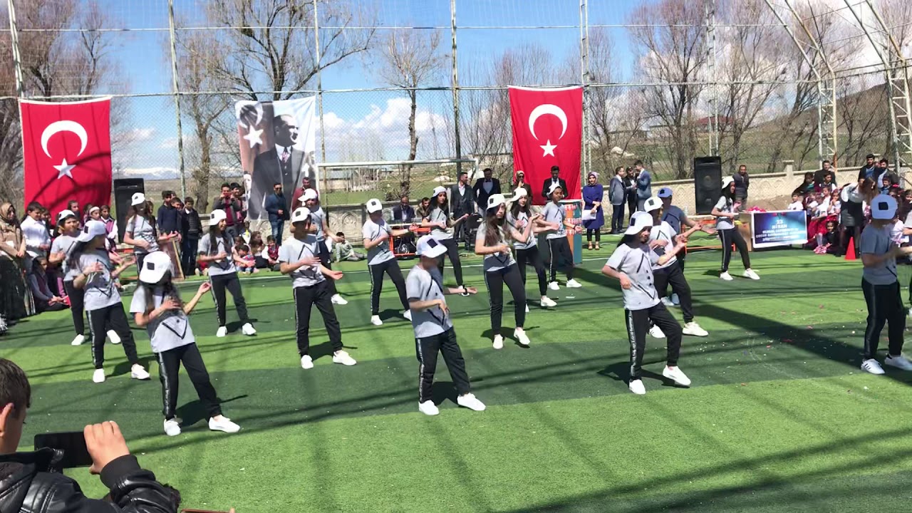 23 Nisan Modern Dans Gösterisi (Dedeli Sebahattin Yıldız Ortaokulu)