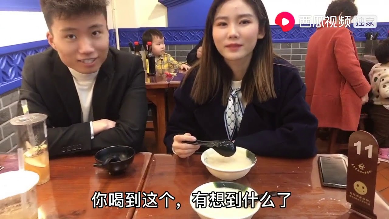莹莹逛福州三坊七巷，整条街都是福建名吃，被同伴吐槽：吃货主播