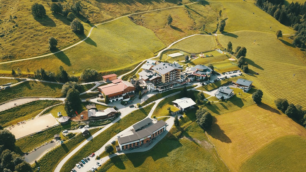 Der Bauernhof - Heuarbeiten | Familienresort Ellmauhof