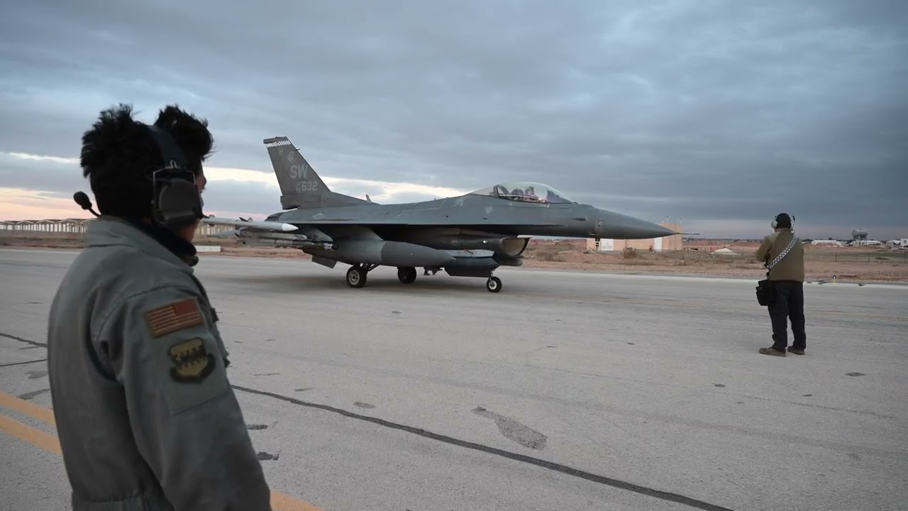 USAF F-16C hot pit refueling in Middle East