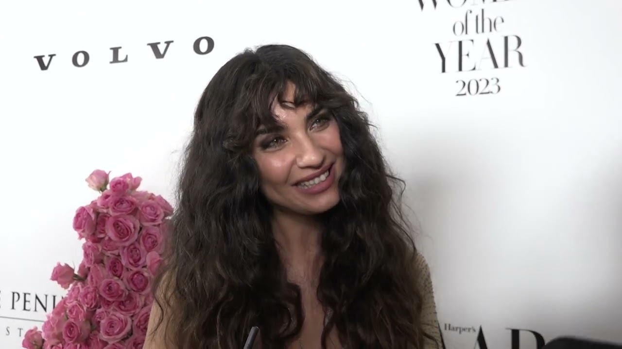 Tuba Büyüküstün'ün hem saçı hem de elbisesiyle olay oldu!