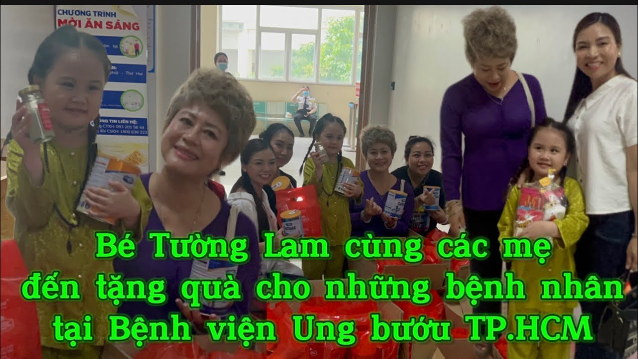 Bé Lam và Mẹ Nga và cô Hồng cô Yến đến thăm và tặng quà cho bệnh nhân tại Bệnh viện Ung bướu TP.HCM