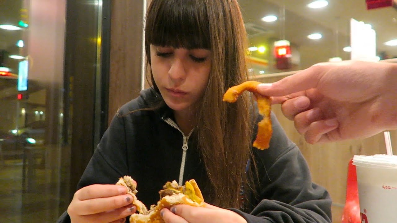 LLEVAMOS A UNA CHICA DE LA CALLE A COMER AL MCDONALD'S | Las llaves misteriosas