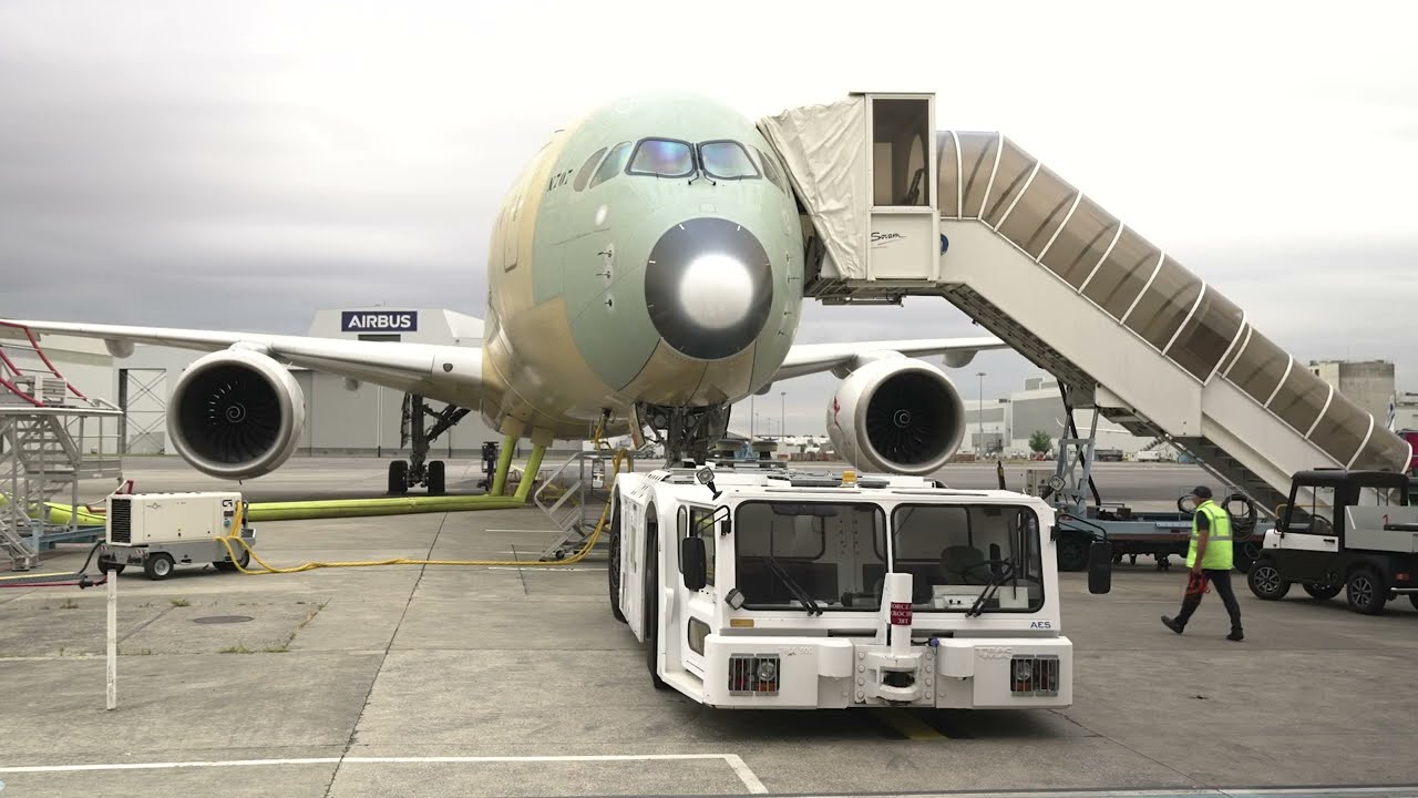 Первый полет Qantas A350-1000 в Тулузе, Франция.