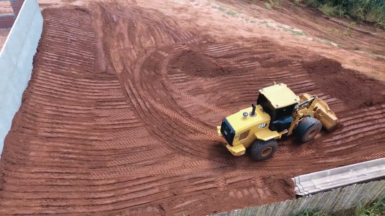 Pá carregadeira preparando terreno para acampamento | DRONE DJI MINI 4K