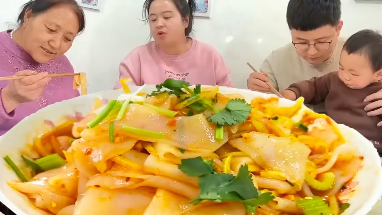 天气越来越热了，丹丹做个不用洗面的懒人凉皮，卷上各种菜太香了！【胖手手丹丹】