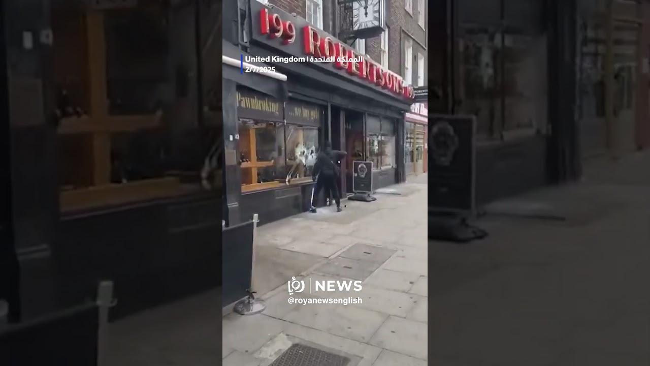 Armed robbery in broad daylight on a jewelry shop in London