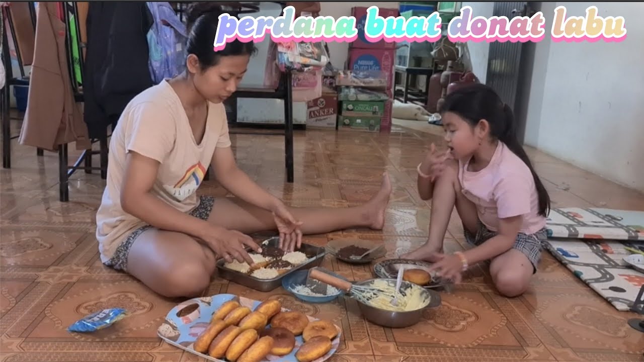 Pertama kali bikin donat labu, langsung jadi // Angeline suka donat