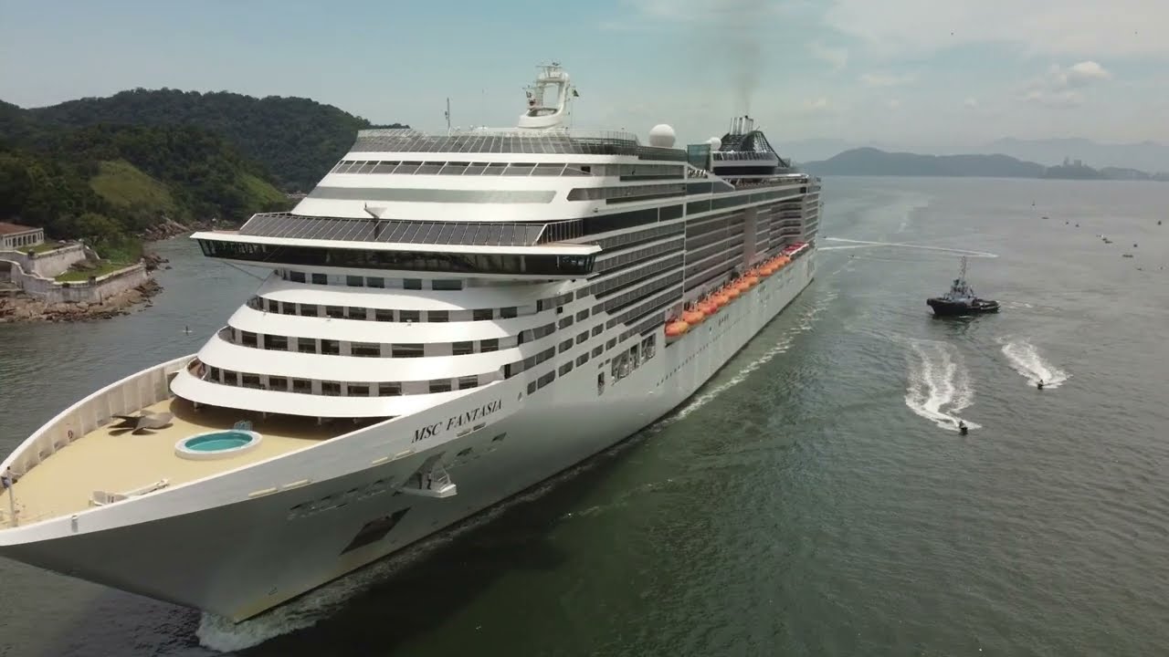 Cruzeiro MSC Fantasia chegando no porto de Santos.