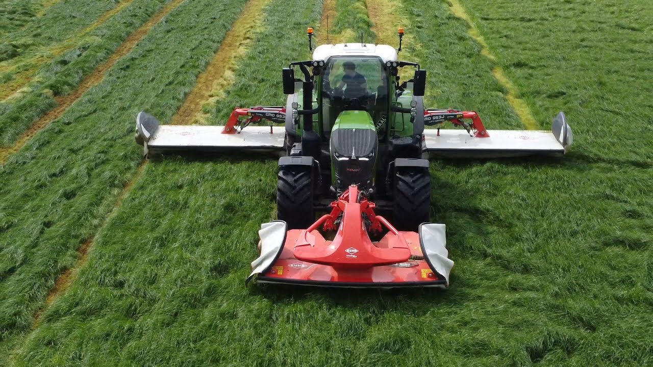 Fendt mowing silage