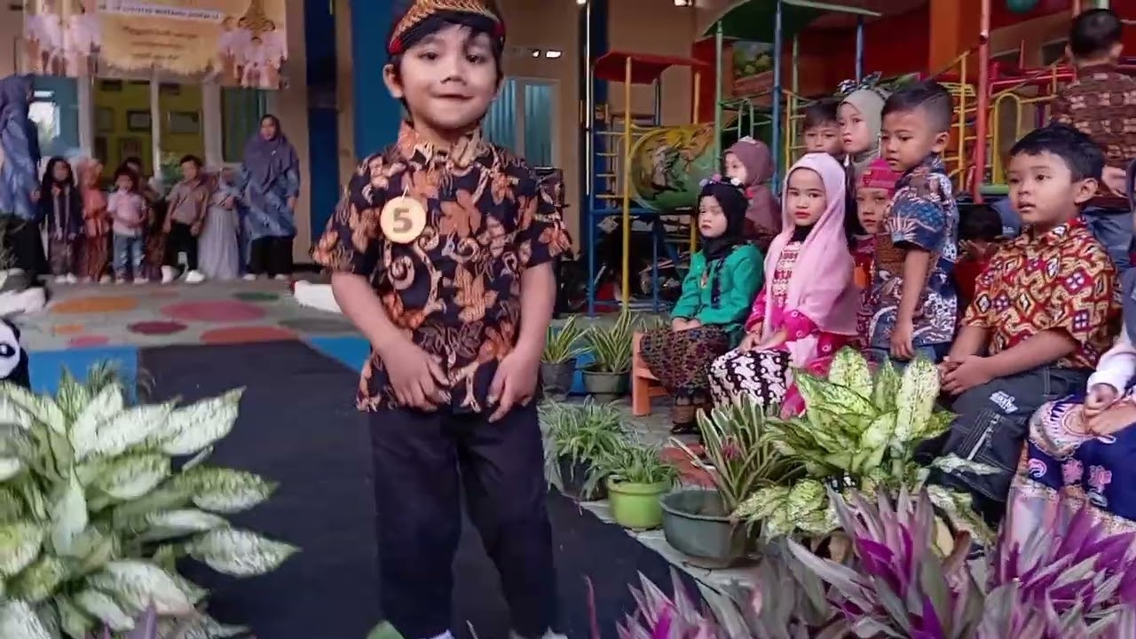 LOMBA FASHION SHOW | PERINGATAN HARI BATIK | KELOMPOK BERMAIN