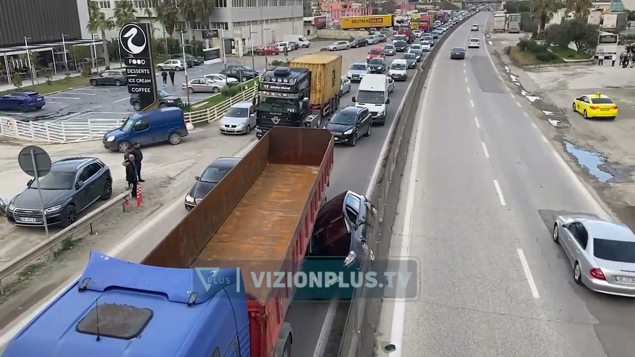 Aksident në aksin Durrës-Tiranë, kamioni përplaset me makinën - Vizion Plus