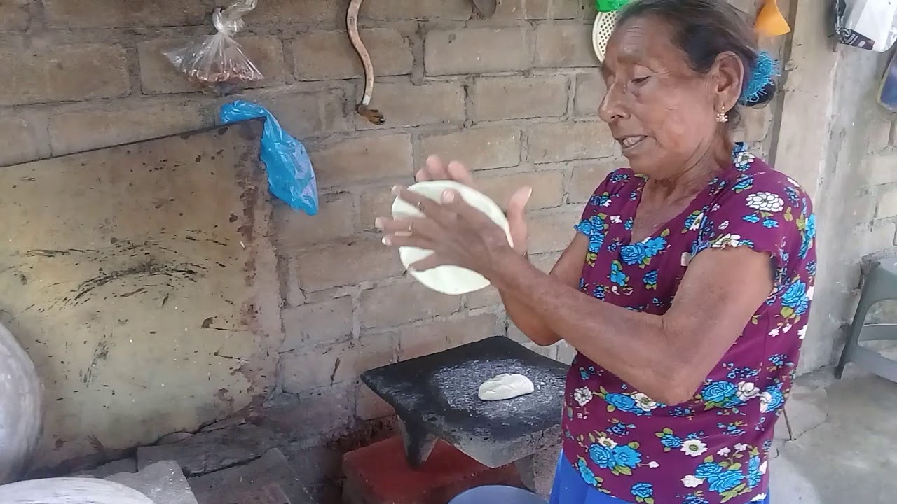 HACIENDO TORTILLAS DE MAIZ A MANO EN COMAL DE BARRO CON LEÑA | DOÑA LUPITA