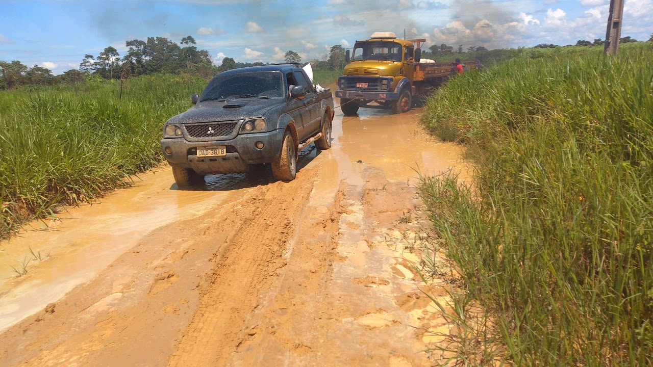 L200 Outdoor do canal puxando Caminh&atilde;o