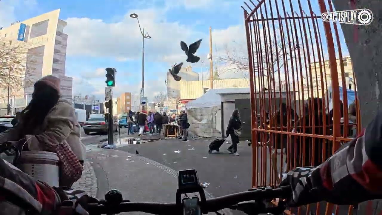 « Les cyclistes sont dangereux : ils slaloment sur les trottoirs entre les piétons… »