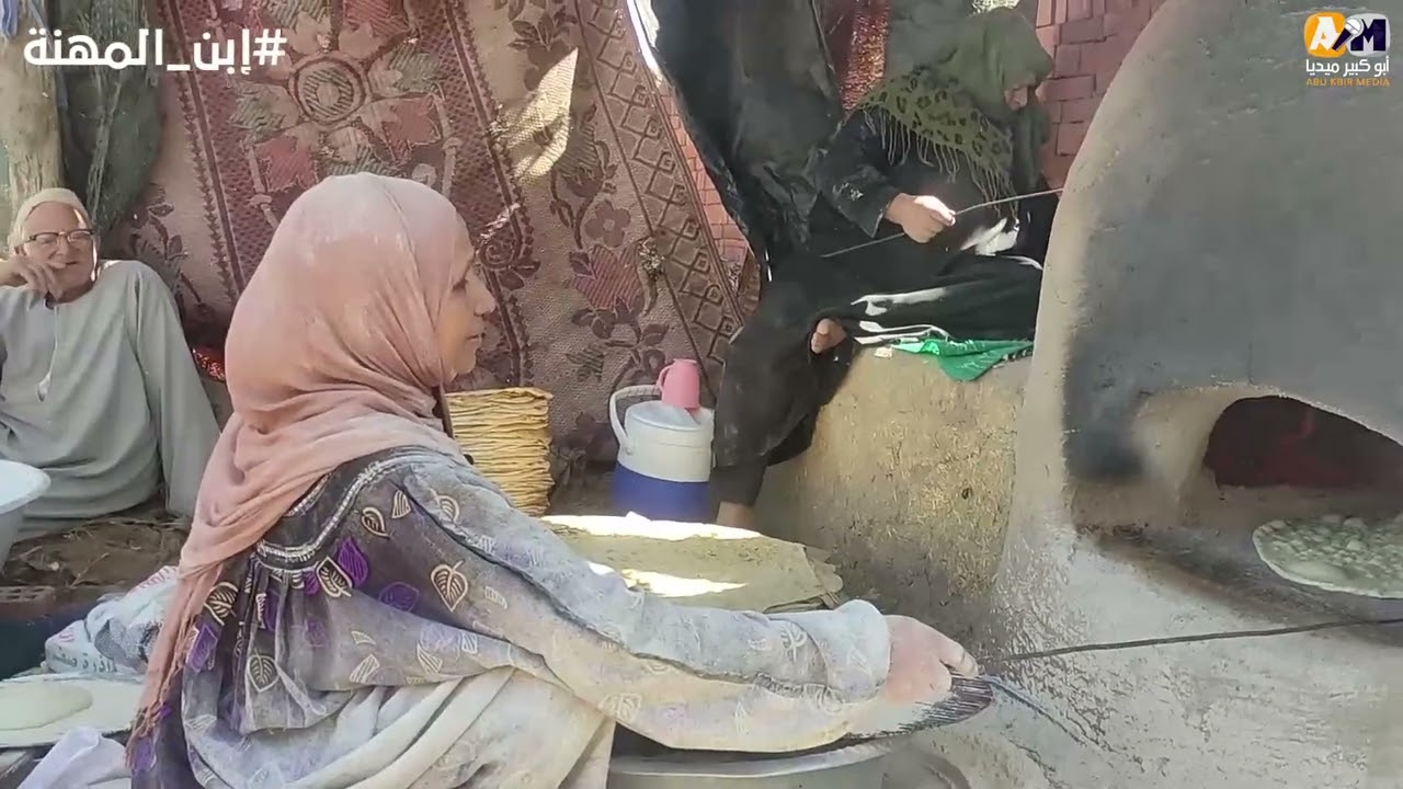 كل صينية بتخرج بزغروطة   «أم محمد» حوّلت الشارع لمشروع فطير مشلتت وعيش فلاحي   قصة كفاح عمرها 35 سنة